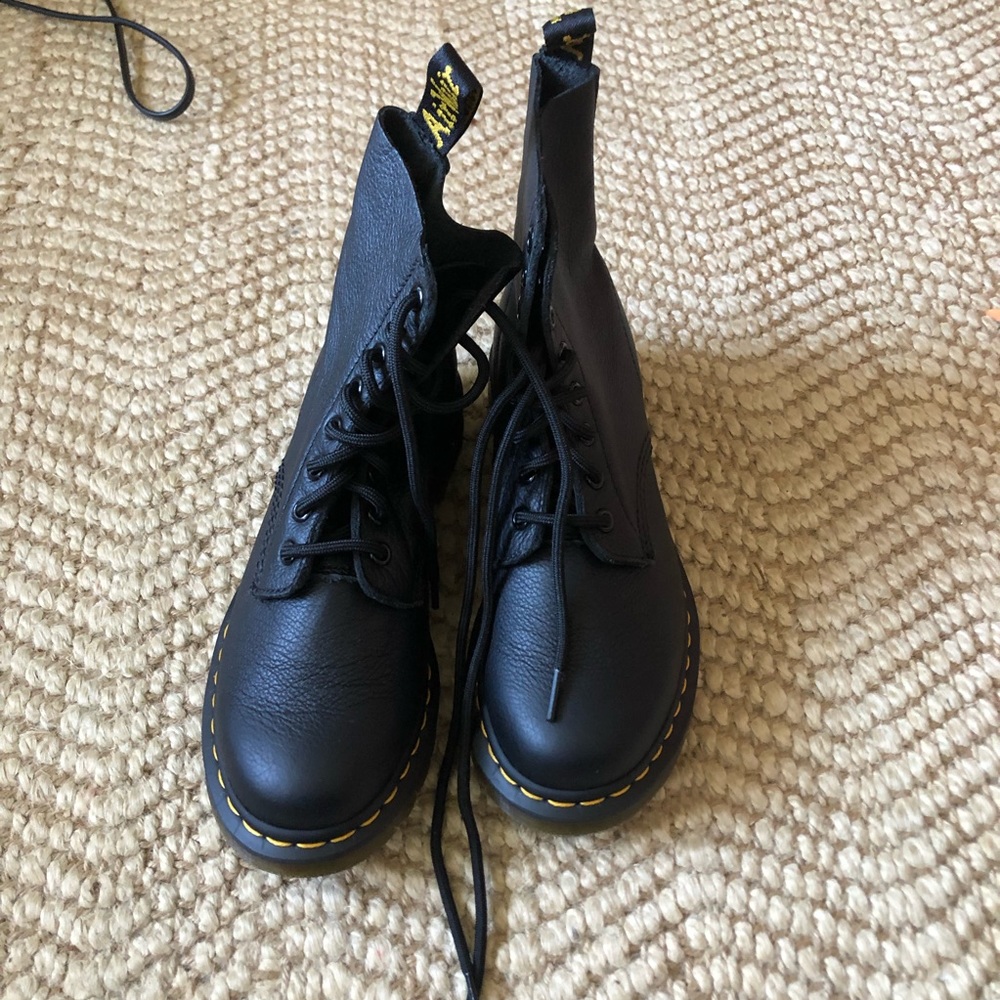 Dr. Martens Pascal Virginia Leather Smooth Boots